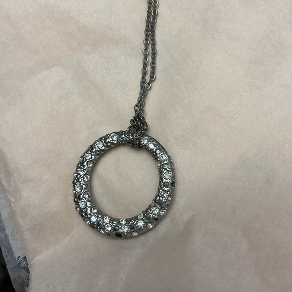 SALE!!! GUESS CIRCLE PENDANT NECKLACE 🤩🤩 - Picture 2 of 6